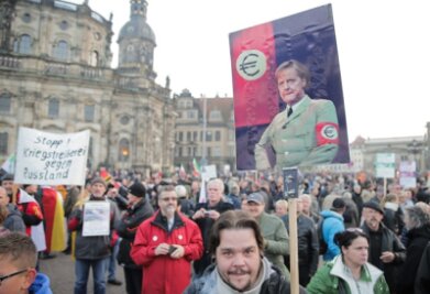 Wie radikal ist Pegida? - Unverhohlene Anleihen beim dunkelsten Kapitel deutscher Geschichte nimmt dieses Plakat bei der Pegida-Demo in Dresden.