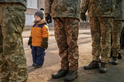 Wie rede ich mit meinem Kind über den Krieg? - Kein Kinderspiel: Ein ukrainischer Junge, der es den Großen nachmacht. 