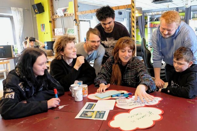 Wie Reichenbacher Jugendliche die Pandemie erlebt haben - Im Reichenbacher Jugendzentrum Jam kamen Miriam Wiels (2. v. l.) und Catharina Köhnke (5. v. l.) von der Universität Hamburg mit Jugendlichen über ihre individuellen Erlebnisse und Erfahrungen in der Corona-Pandemie ins Gespräch. Wer Lust dazu hatte, konnte sich am Onlineportal Coronarchiv beteiligen.