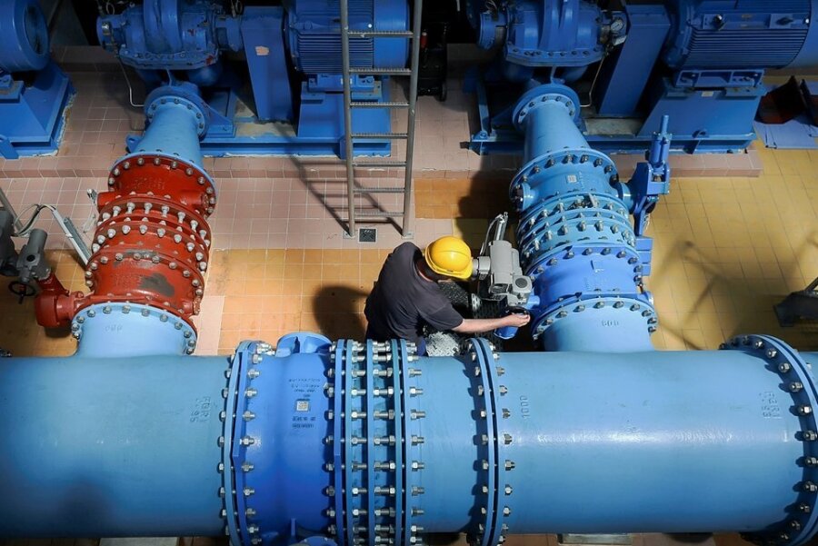 Ein Mitarbeiter der Leipziger Wasserwerke überprüft die Pumpen in einer Versorgungsanlage. Rund 500 Millionen Euro müssen in Sachsen investiert werden, um den Status quo der Wasserversorgung zu halten. 
