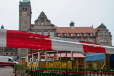 Wie Schausteller in Sachsen um ihre Existenz kämpfen - Buden und einige Karussells für den Chemnitzer Weihnachtsmarkt waren im November schon aufgebaut. Dann kam das Aus. 