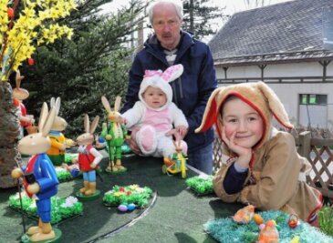Wie schön und ausgefallen die Erzgebirger zu Ostern dekorieren - Bernd Günther aus Auerbach freut sich, dass die kleine Jette und Enkelsohn Henning von den herrlichen Langohren begeistert sind. 