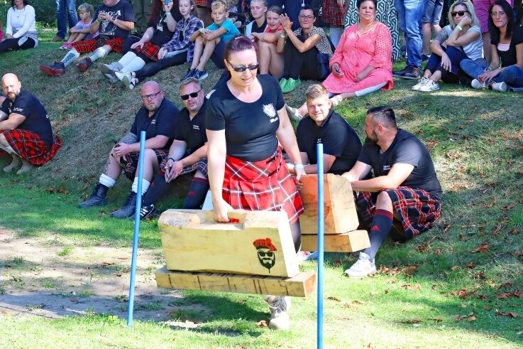 Wie Schottenrock-Träger die Kräfte messen - Simone Sühnold vom gastgebenden Clan McGregor Mosel beim Koffertragen. Am Ende hat das Team im Damenwettbewerb gewonnen. 