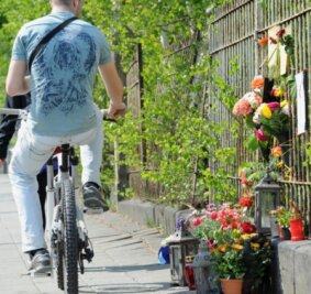
              <p class="artikelinhalt">Blumen, Kerzen, Briefe und Bilder erinnern an der Dresdner/Ecke Fürstenstraße an eine dort tödlich verunglückte Radfahrerin. </p>
            