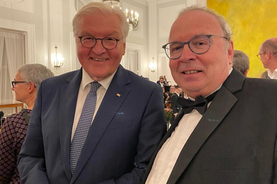 Wie sich Bundespräsident Frank-Walter Steinmeier an seine Amtszeit in Freiberg erinnert - Bundespräsident Frank-Walter Steinmeier (SPD) empfing Thomas Erler (rechts) auf Schloss Bellevue.