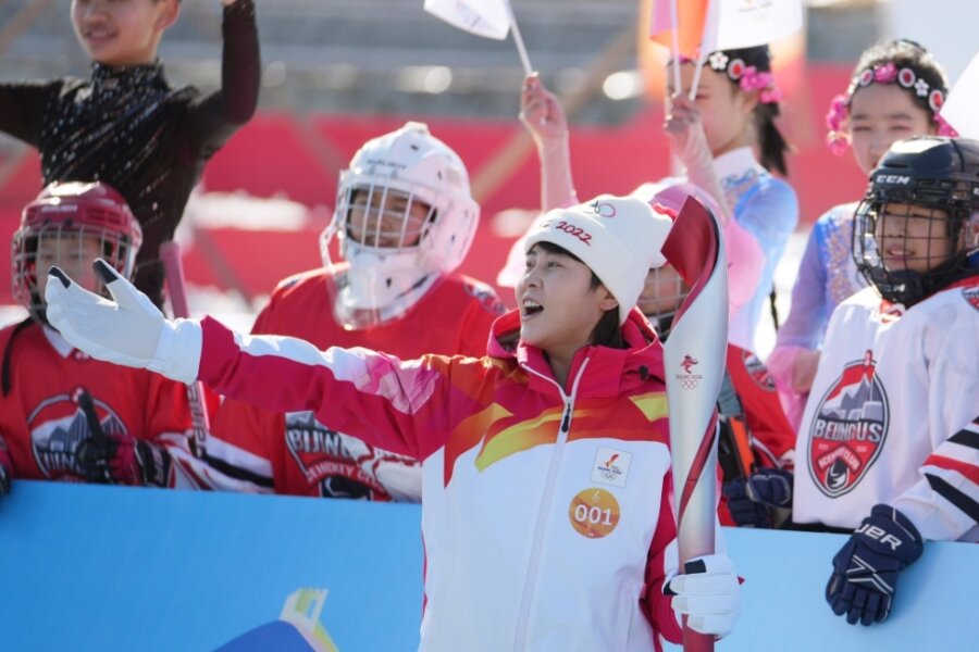 Shorttrackerin Wang Meng, als vierfache Olympiasiegerin der Winterspiele in Turin (2006) und Vancouver (2010) erfolgreichste weibliche Athletin der Disziplin, beim Fackellauf im Olympiapark von Peking. 
