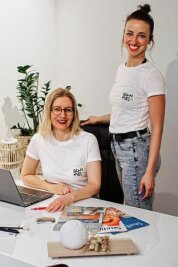 Wie sich das Treuener Geschäft "Buch mal anders" immer wieder neu erfindet - Manuela Tilgner (links) und Uta Gräf vin Buch mal anders in Treuen.