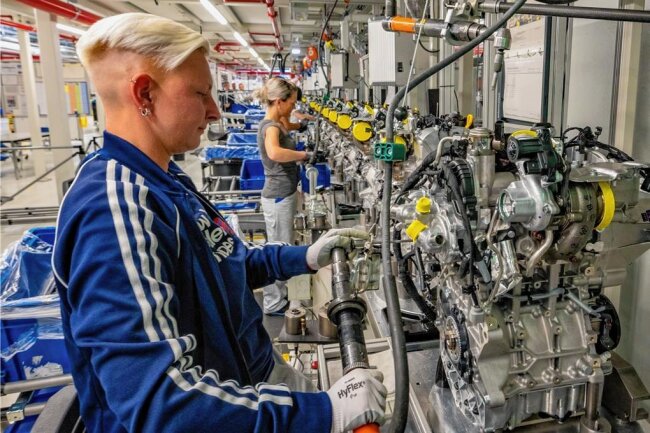 Wie sich das VW-Motorenwerk in Chemnitz auf die Elektromobilität vorbereitet - An der Montagelinie erfordert die Motorenproduktion auch qualifizierte Handarbeit. Der Automatisierungsgrad liegt bei etwa 40 Prozent. Im Bild: Stephanie Geburtig an einer Montagelinie. 