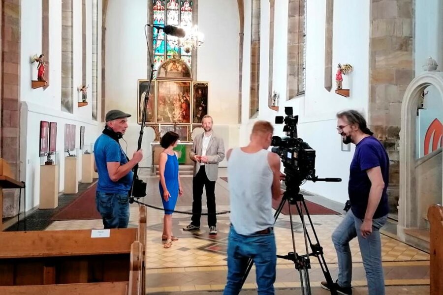 Wie sich der Zwickauer Künstler Christian Siegel von biblischen Geschichten inspirieren lässt - Das MDR-Team bei Filmaufnahmen in der Katharinenkirche Zwickau. Christian Siegel (Mitte) wird interviewt.