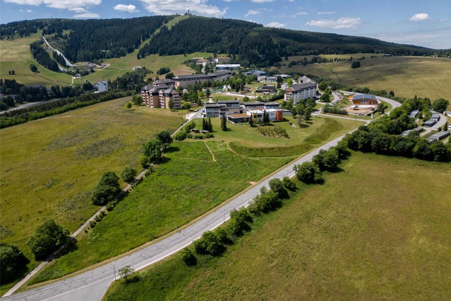 Wie sich die Bauernproteste auf Unternehmen im Erzgebirge auswirken - Das Elldus Resort in Oberwiesenthal, hier ein Foto aus dem Sommer 2023, war laut Aussage der Marketingleiterin auf die Proteste der Bauern vorbereitet.