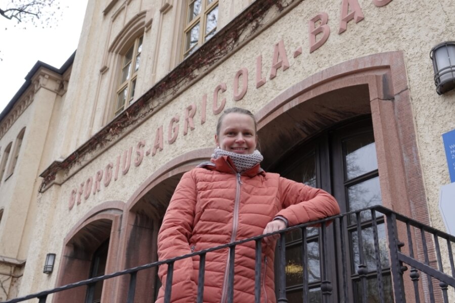 Wie sich die Bergschüler hocharbeiteten - Archivarin Sophie Schäfer vor dem Agricola-Bau der Westsächsischen Hochschule. 