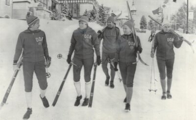 Wie sich die DDR-Frauen für den Schneefall von Sapporo behalfen - Das Archivfoto von der WM 1970 zeigt von links nach rechts die DDR-Langläuferinnen Karin Scheidel (Oberwiesenthal), Gabriele Haupt, Anni Unger (beide Klingenthal) und Renate Fischer (Oberwiesenthal). 