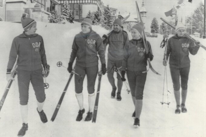 Das Archivfoto von der WM 1970 zeigt von links nach rechts die DDR-Langläuferinnen Karin Scheidel (Oberwiesenthal), Gabriele Haupt, Anni Unger (beide Klingenthal) und Renate Fischer (Oberwiesenthal). 