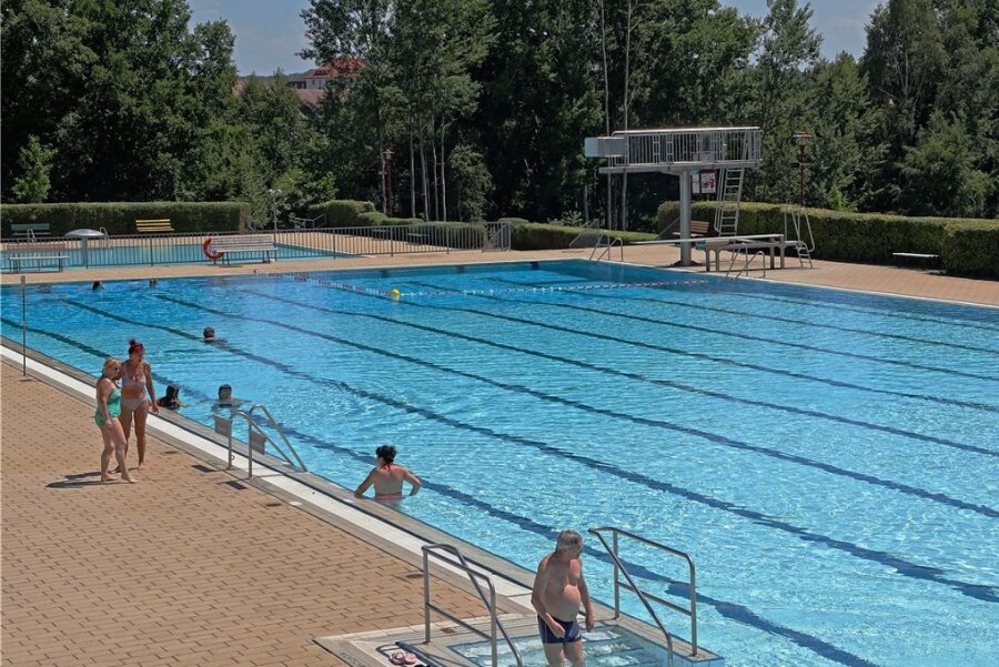 Wie sich die Freibäder in Glauchau und Waldenburg für das Hitze-Wochenende rüsten - Das Schwimmerbecken im Freibad in Waldenburg mit einer Wasserfläche von 1000 Quadratmetern. 