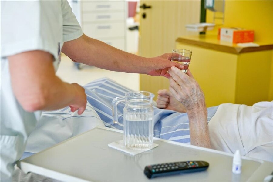 Wie sich die Hitze auf die Kliniken im Erzgebirge auswirkt - Besonders älteren Menschen macht die Hitze zu schaffen. Bei mangelnder Trinkmenge besteht die Gefahr zu dehydrieren.