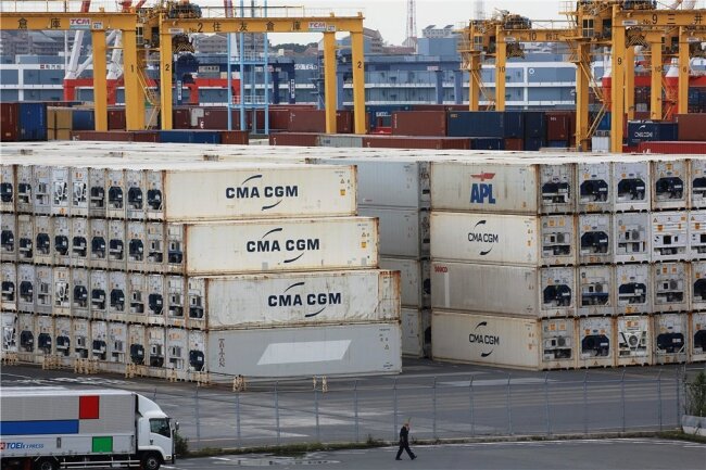 Container stapeln sich in den Häfen und führen zu globalen Lieferengpässen, die auch die vogtländische Wirtschaft zu spären bekommt. 