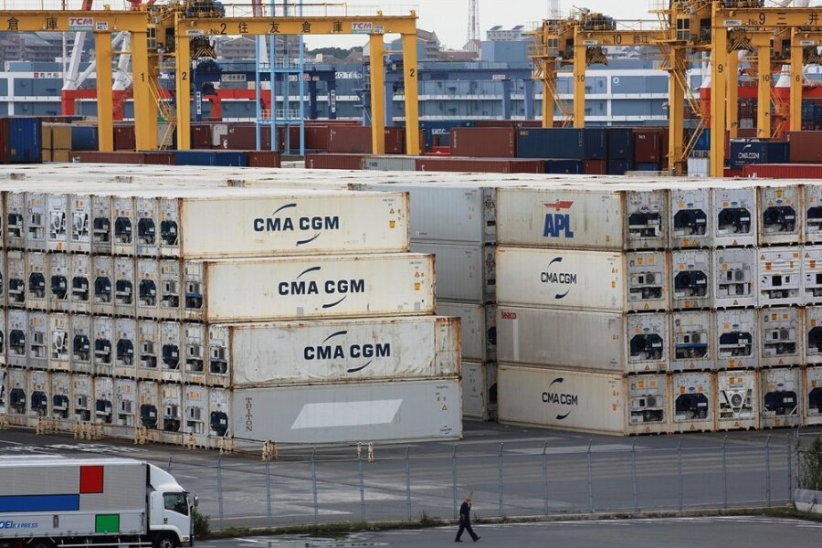 Wie sich die Zulieferkrise auf Unternehmen im Vogtland auswirkt - Container stapeln sich in den Häfen und führen zu globalen Lieferengpässen, die auch die vogtländische Wirtschaft zu spären bekommt. 