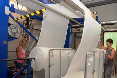 Wie sich ein Lengenfelder Textilhersteller von Gas unabhängig machen will - Textiltechnologin Pia Falk (rechts) und eine Kollegin an der sogenannten Abtäfelanlage. 