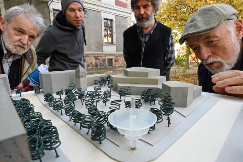 Wie sich Einwohner in die Stadtentwicklung einmischen - Michael Backhaus, Martin Steudtner, Reiner Amme und Gert Rehn (von links), Mitglieder des Stadtforums, zeigen einen Vorschlag für einen Aussichtspavillons am Rande des Stadthallenparks. 