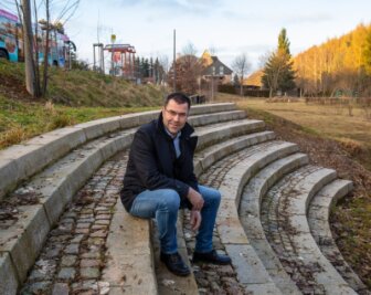 Wie sich zwei Dörfer neu erfinden - Ortschaftsratsmitglied Thilo Meichsner am kleinen "Amphitheater" auf dem früheren Fußballplatz, einem symbolhaften Ort für die Gestaltung des Ortes Rödlitz. 