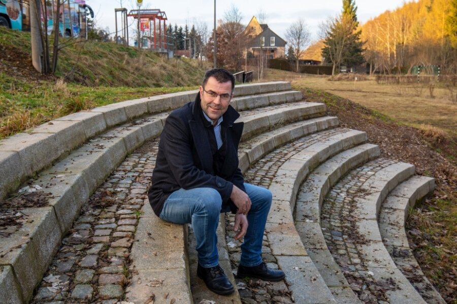 Wie sich zwei Dörfer neu erfinden - Ortschaftsratsmitglied Thilo Meichsner am kleinen "Amphitheater" auf dem früheren Fußballplatz, einem symbolhaften Ort für die Gestaltung des Ortes Rödlitz. 