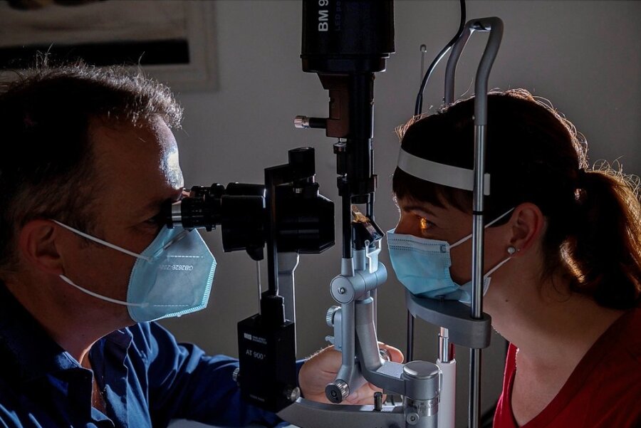 Der Dresdner Augenarzt Matthias Müller-Holz hat die Hornhaut des Auges von Melanie Dietz mit einer Spezialkamera fest im Blick. 