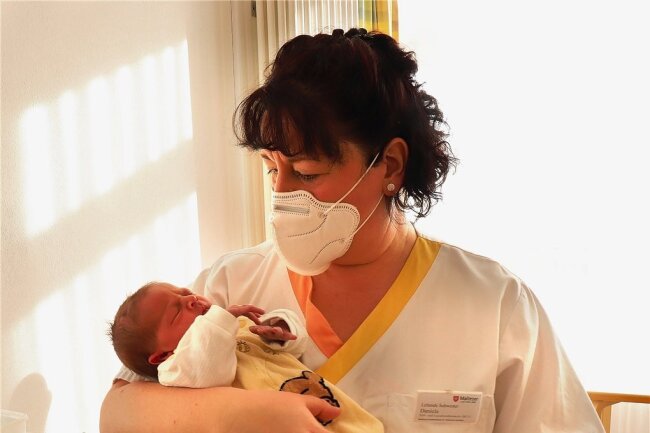 Paulina hatte es eilig und kam 3,5 Wochen zu zeitig zur Welt. Schwester Daniela Nicolaus kuschelt im Malteser Krankenhaus in Kamenz mit dem 2900 Gramm leichten Sonntagskind. 