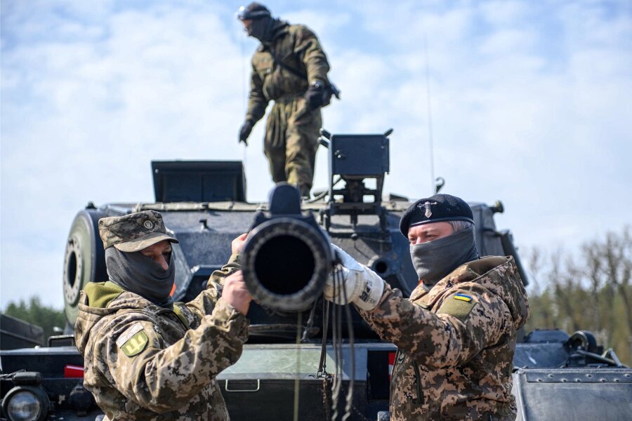 Wie soll Deutschland umgehen mit wehrfähigen Ukrainern? - Ukrainer bei der Ausbildung an einem Kampfpanzer vom Typ Leopard 1 A5 auf einem Truppenübungsplatz der Bundeswehr in Klietz (Sachsen-Anhalt). Die Ukraine braucht dringend mehr Soldaten.