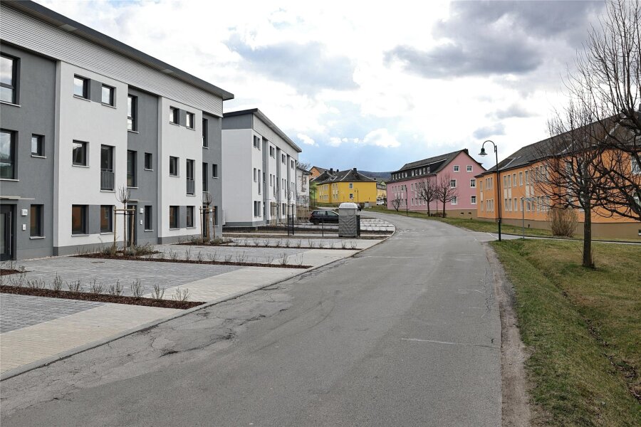 Wie soll die Beethovenstraße in Raschau mal aussehen? - Durch den Bau neuer Einfamilienhäuser (l.) an der Beethovenstraße ist der Fußweg verschwunden. Doch ein solcher ist wieder geplant.
