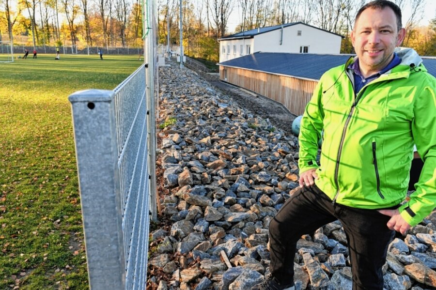 Wie Sportvereine auf steigende Betriebskosten reagieren - Mirko Espig, Vorsitzender des SV Linda im Ortsteil von Brand-Erbisdorf, setzt sich für Warmluftkollektoren und Fotovoltaik-Module für die Dächer des Vereinsheims und der Kegelbahn ein. 