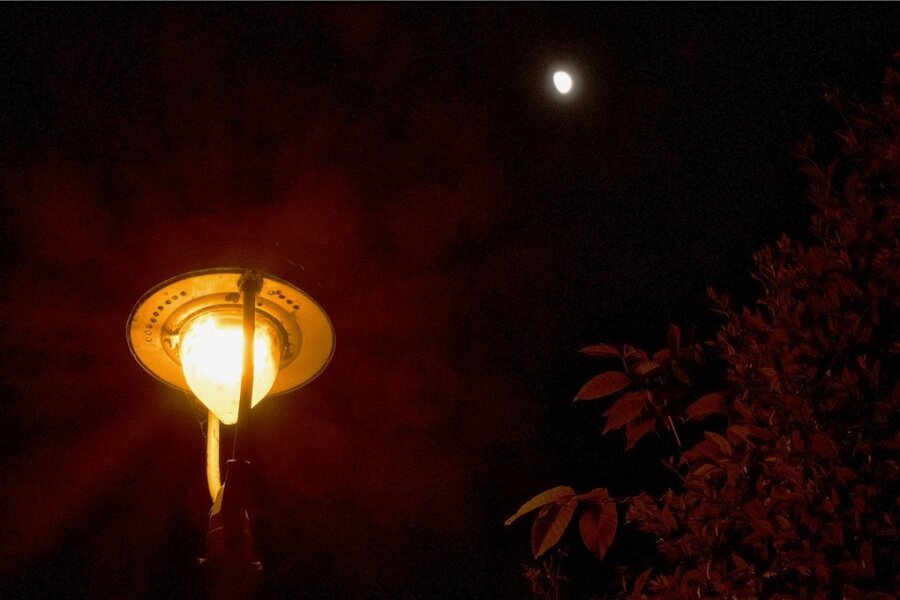 Wie Städte im Erzgebirge Energie sparen wollen - Sparidee Nummer 2: Nachts wird öffentliche Beleuchtung gedimmt oder ausgeschaltet.