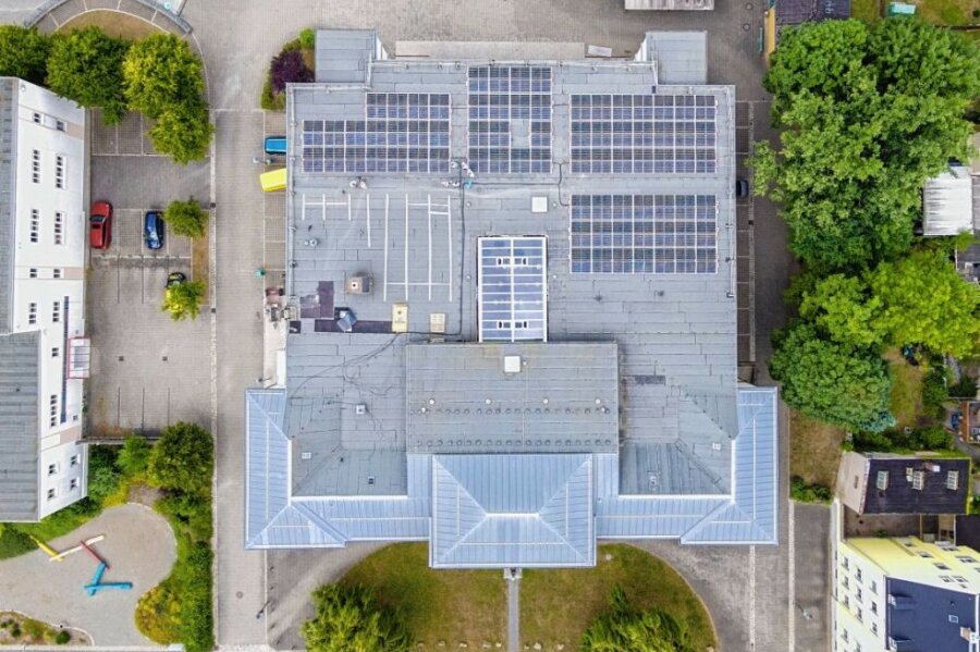 Wie Städte im Vogtland Strom für den Eigenverbrauch erzeugen - Die im Juli 2022 noch im Bau befindliche Solarstromanlage auf der Weinholdschule in Reichenbach. Die Photovoltaik-Module sollen pro Jahr über 60.000 Kilowattstunden Solarstrom liefern. 