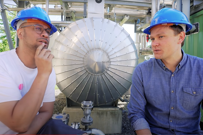 JP Kraemer (l.) und Ingenieur Tobias Block in der Demonstrationsanlage der TU Bergakademie zur Herstellung synthetischen Benzins auf der Reichen Zeche Freiberg.