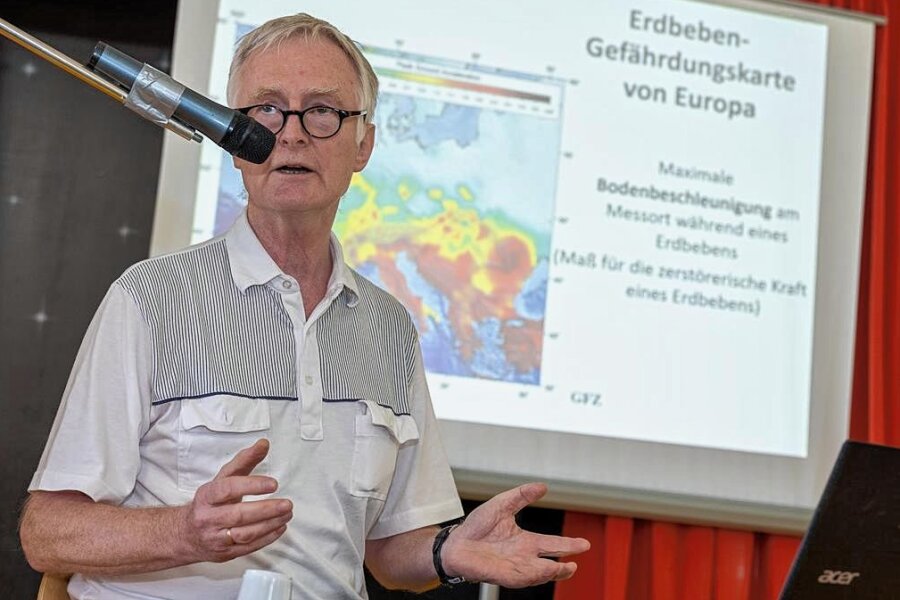 Wie stark können Erdbeben im Vogtland werden? - Horst Kämpf vom Deutsches Geoforschungszentrum Potsdam (GFZ) während eines Vortrags zu Erdbeben im Vogtland. 
