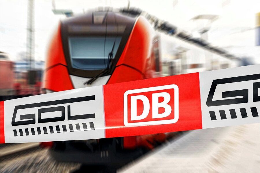 Wie stark sind Bahnfahrer in Mittelsachsen vom neuen Streik betroffen? - Diese Fotomontage zeigt ein Absperrband mit dem Logo von DB Deutsche Bahn und dem Signet der GDL Gewerkschaft Deutscher Lokomotivführer vor einem Zug am Bahnhof.
