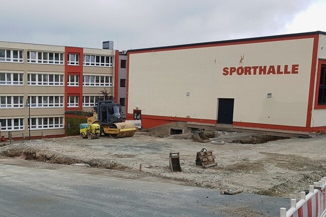 Der Bau der Turnhalle am Schulstandort in Schöneck kostet mehr als geplant. Die Mehrkosten muss die Stadt in den Griff bekommen - bei sinkenden Einnahmen. 