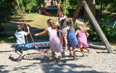Wie Taura Geld aus einer Rückerstattung investieren will - Erzieherin Daniela Knöfler spielt mit Kindern im Garten der Kita Villa Kunterbunt in Taura. Die Johanniter betreuen die Einrichtung. 