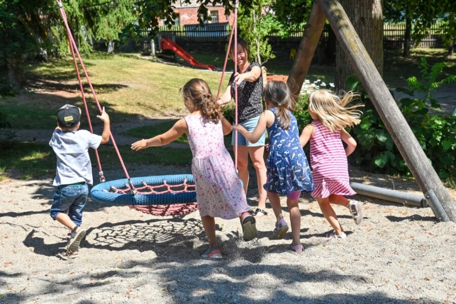 Wie Taura Geld aus einer Rückerstattung investieren will - Erzieherin Daniela Knöfler spielt mit Kindern im Garten der Kita Villa Kunterbunt in Taura. Die Johanniter betreuen die Einrichtung. 