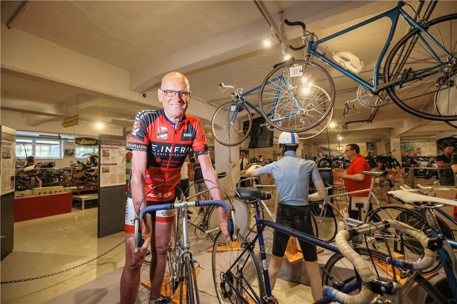 Wie Textilmaschinenbauer aus Karl-Marx-Stadt den Rennradsport aufmischten - Wolfgang Lötzsch war in den 1980er-Jahren Testfahrer für die bei Textima in Karl-Marx-Stadt in Handarbeit hergestellten DDR-Rennräder. Im Bild zeigt er sein Straßenrennrad von 1988. 