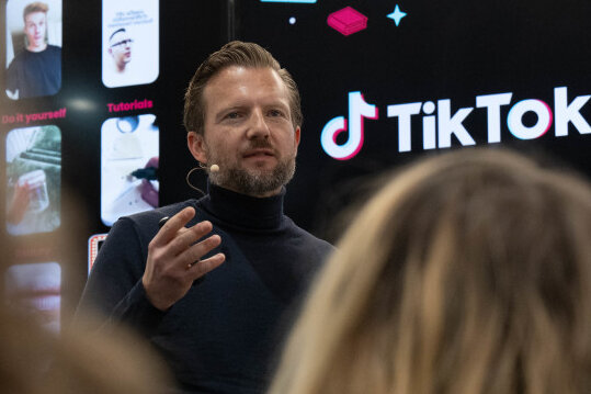 Tobias Henning von Tik-Tok Deutschland sprach auf dem Panel "#BookTok" auf der Leipziger Buchmesse im Frühjahr dieses Jahres.