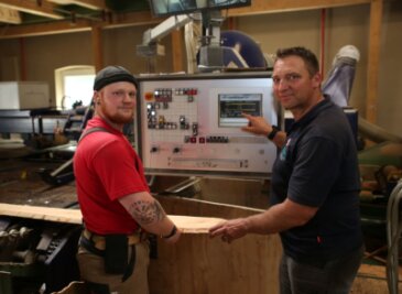 Wie Ukrainer im Kreis an Jobs kommen - Geschäftsführer Jörg Faulhaber (rechts) mit Holzbearbeitungsmechaniker Jason Schulze in der Produktion im Zwönitzer Sägewerk . 