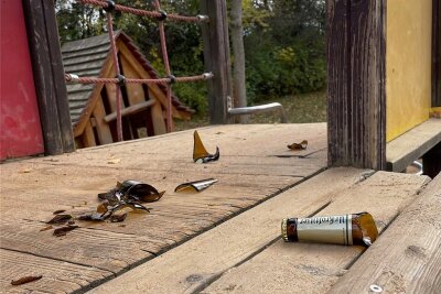 Wie Vandalismus die Kommunen im Vogtland vor Probleme stellt - Zerschlagene Bierflasche auf dem Spielplatz im Reichenbacher Stadtpark. Hier drohte Verletzungsgefahr für spielende Kinder. Sachbeschädigungen gab es am Pavillon und an der Unterkunftshalle. 