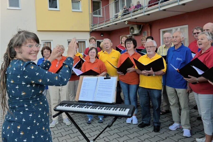 Wie Vereinsleben funktioniert: singen und feiern mit dem Stadtchor Thalheim - Der Stadtchor Thalheim bei seinem Auftritt beim Altenpflegeheim „Thalheimblick“ mit der Chorleiterin Frances Haacker (vorne links)