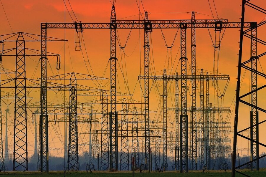 Der ostdeutsche Stromnetzbetreiber 50 Hertz will in diesem Jahr einen hohen dreistelligen Millionenbetrag in den Ausbau seines Netzes investieren. Für die Stromkunden ist das langfristig von Vorteil, bringt ihnen aber auch höhere Kosten. 