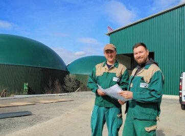 Steffen Clausing und Alexander Bodenschatz (von links) sind als Anlagenfahrer für die Biogasanlage zuständig. Gerade entsteht in der Halle im Hintergrund eine neue Gülleaufbereitung, die ebenfalls in den Zuständigkeitsbereich der zwei Mitarbeiter fallen wird.