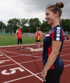 Wie viel Schweiß der Fitness-Orden in Zwickau kostet - Prüferin Lydia Heinitz vom Kreissportbund stoppt die Zeit.