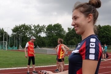 Wie viel Schweiß der Fitness-Orden in Zwickau kostet - Prüferin Lydia Heinitz vom Kreissportbund stoppt die Zeit.