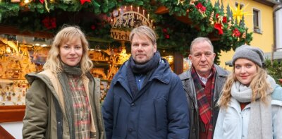 Wie viel Vogtland im Erzgebirgskrimi steckt - Die Schauspieler Teresa Weißbach, Kai Scheve, Uwe Preuss und Lara Mandoki (von links) auf dem extra für die Dreharbeiten zum Erzgebirgskrimi in Schwarzenberg aufgebauten Weihnachtsmarkt.  