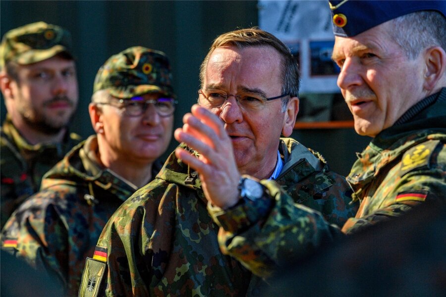 Wie viele Bundeswehrsoldaten werden in der Lausitz stationiert? - Verspricht Sachsen etwas, das seine Vorvorgängerin auch schon versprochen hat: Verteidigungsminister Boris Pistorius (SPD). 