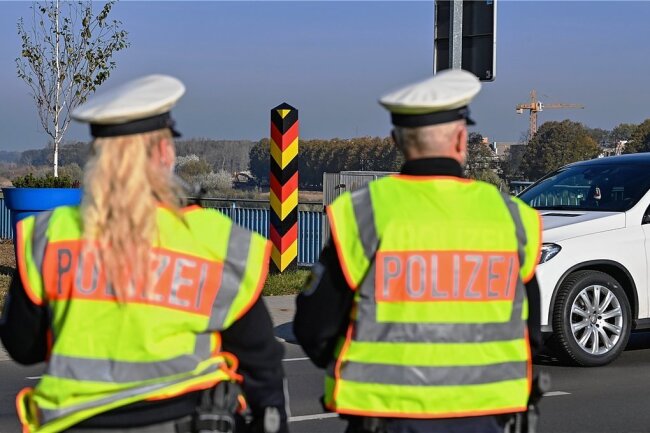 Wie viele Flüchtlinge kommen illegal nach Deutschland? - Beamte der Bundespolizei überwachen den Einreiseverkehr am deutsch-polnischen Grenzübergang Stadtbrücke in Frankfurt (Oder). Es kommen wieder mehr Flüchtlinge an. 